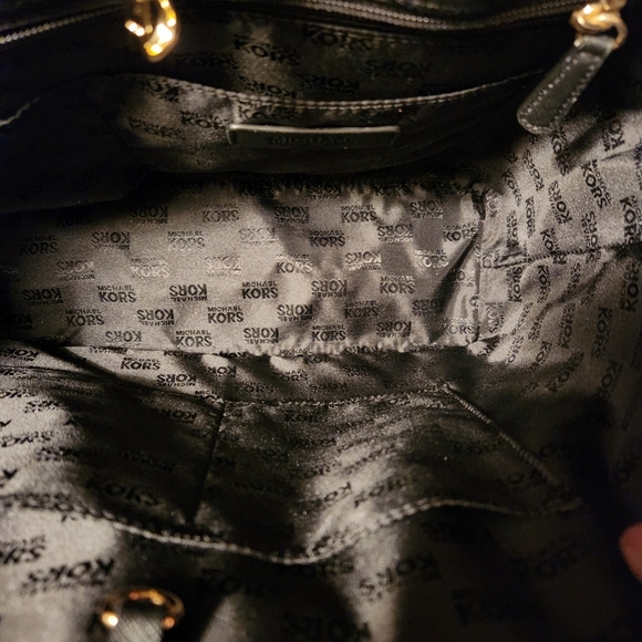 BLACK AND GOLD MICHAEL KORS TOTE CARRYALL - Picture 5 of 11